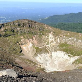 高千穂峰の火口（御鉢）