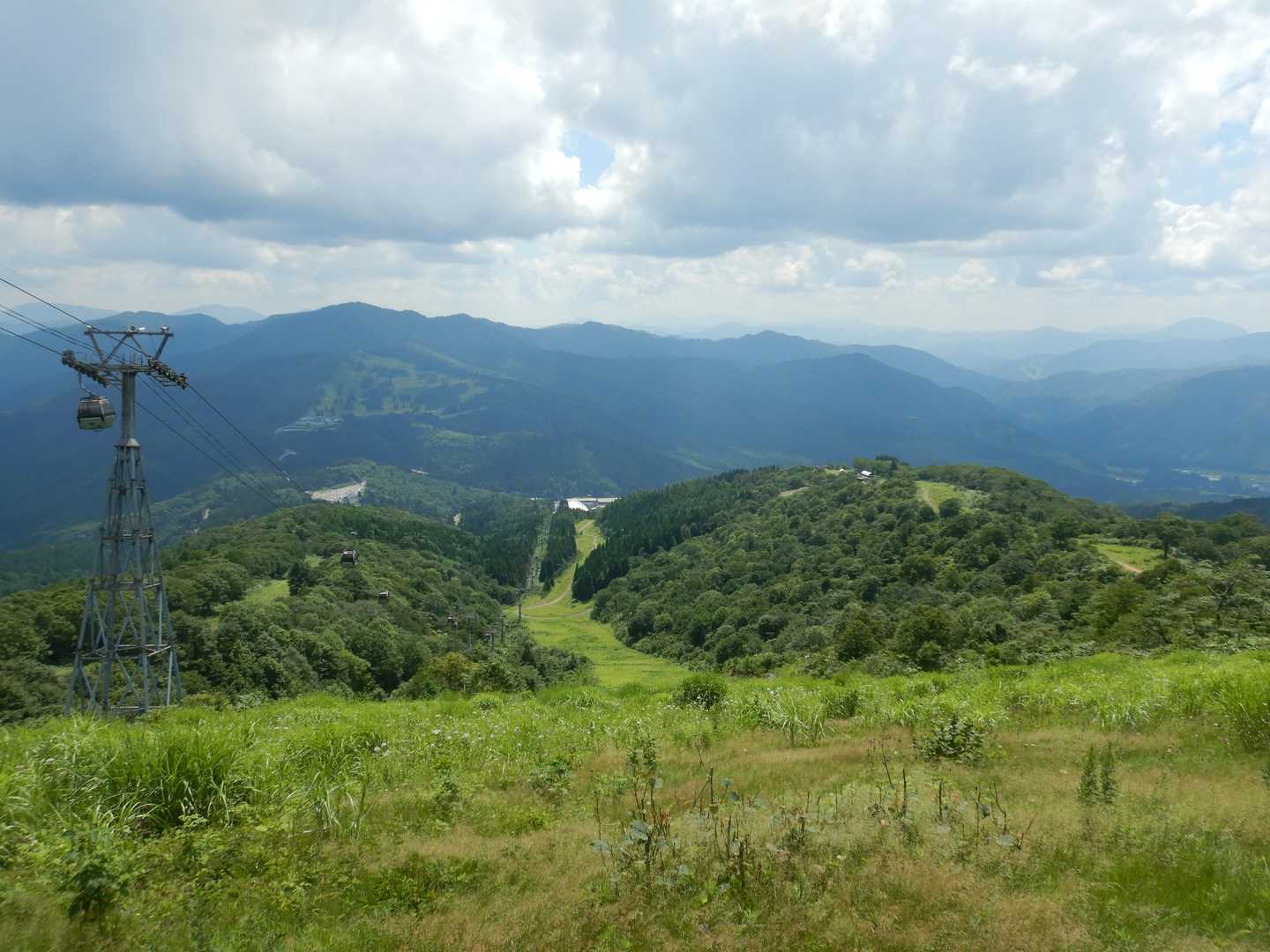 緑がきれい。白鳥高原のスキー場が見えています。
ここは風も休みなく吹いてくるので、しばしほっこりしてしまいました。