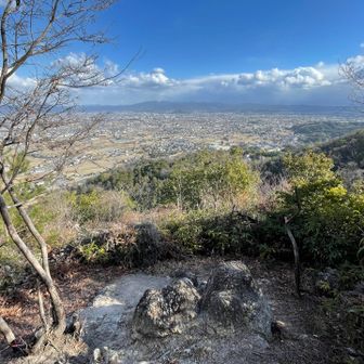 下山中腹の休憩場「とび坂」。
比良の鳶岩しかり「とび」と名のつくところは眺めがイイ✨ ここも奈良市内が一望できました。