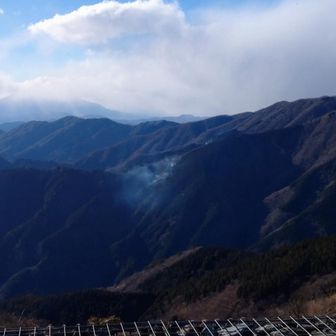 三ノ塔に到着。
煙が濃くなったり、薄く広がったりしている。
かなりの強風に燃え広がらないか余計心配になる。