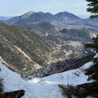 ここで１名とお別れです。
雪の状態が良いので
五色山から沼へ下りずに
金精山から周回します。