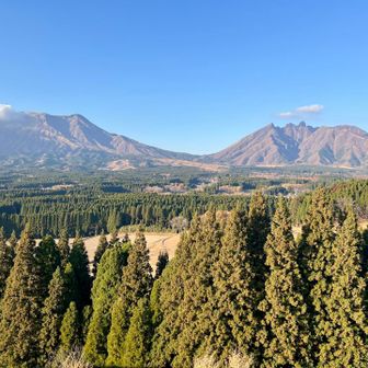 らくだ岩へ登るため、月廻り公園駐車場へ🅿️
少し登ると、阿蘇高岳や根子岳の雄大な存在感が際立ってる⛰️