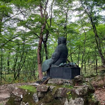行者様の背中を見ながら休憩　
後2時間程の下山　気を引き締めて