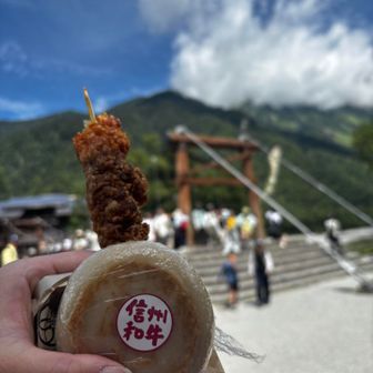 お昼は河童橋のところでおやきと山賊焼きを(笑)