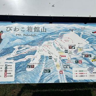 冬は結構な雪が積もり、少し山間の民家は雪おろしが必要。道路から見る家の屋根は角度が強いところが多い。