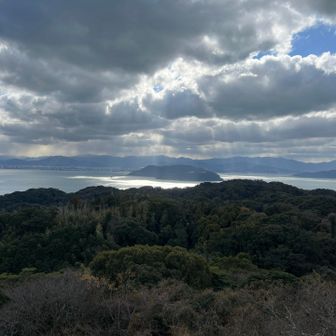 光のベールに覆われる能古島