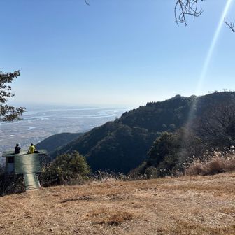 風も無く、眺めも良いので休憩するにもってこいの場所。
ただ、ベスポジは利用されていたのでスルーした。