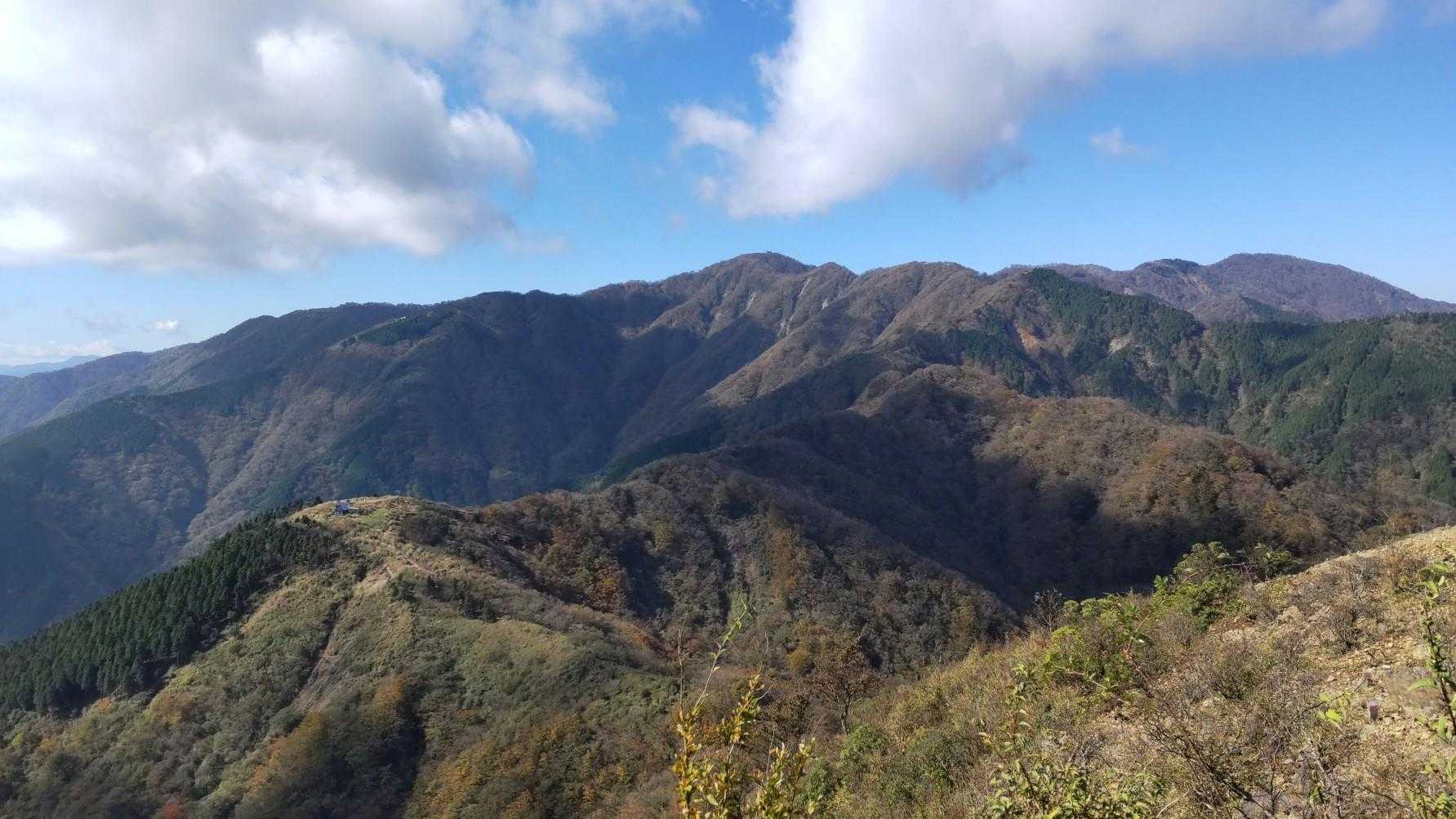 まんなかが塔ノ岳、右端が丹沢山
こちらはクリア