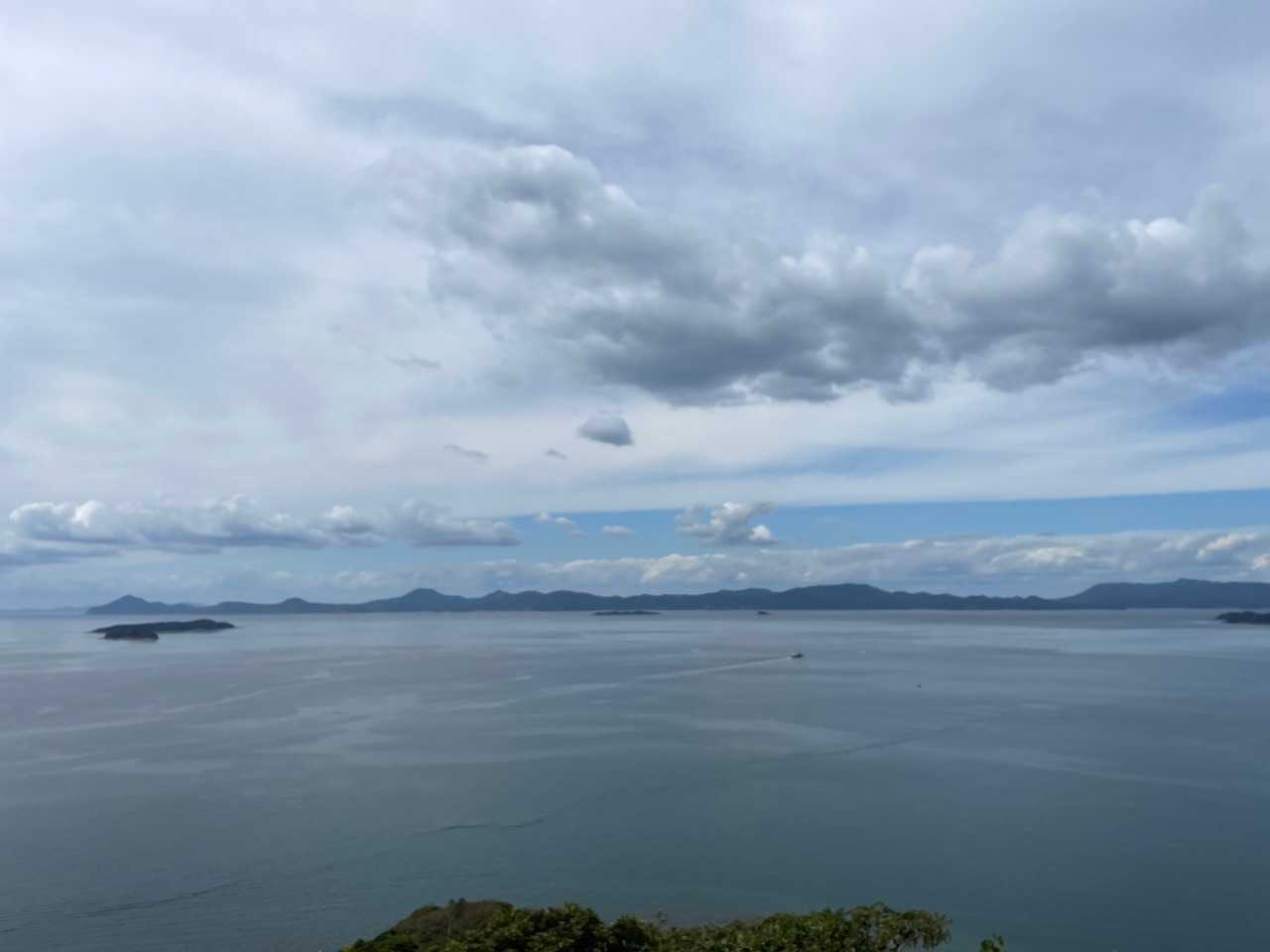 平戸島の南端志々伎山から
中部向こうの鯛の鼻までを📸
晴れてたらなぁ🤔