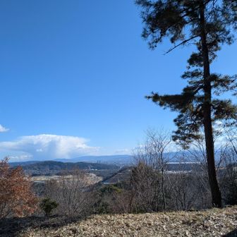 晴れてるのに、山頂は吹きすさぶ風 笑