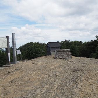 論鶴羽山山頂に戻ってきた。
無線運用するか迷ったが適当な場所がなく断念。前日の石鎚山も人が多くて断念しています。
今回は初の四国・淡路島なのに無線運用が全くできなかった。