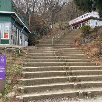 向こうも閉まってる…