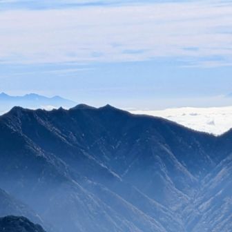けんずりの奥に八ヶ岳と富士山