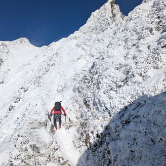 槍の直下を下る。
パウダースノーでアイゼン効きにくくバックステップで下った。