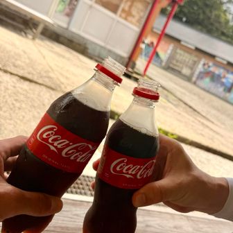 ロープウェイ駅手前まで下山してコーラで乾杯
