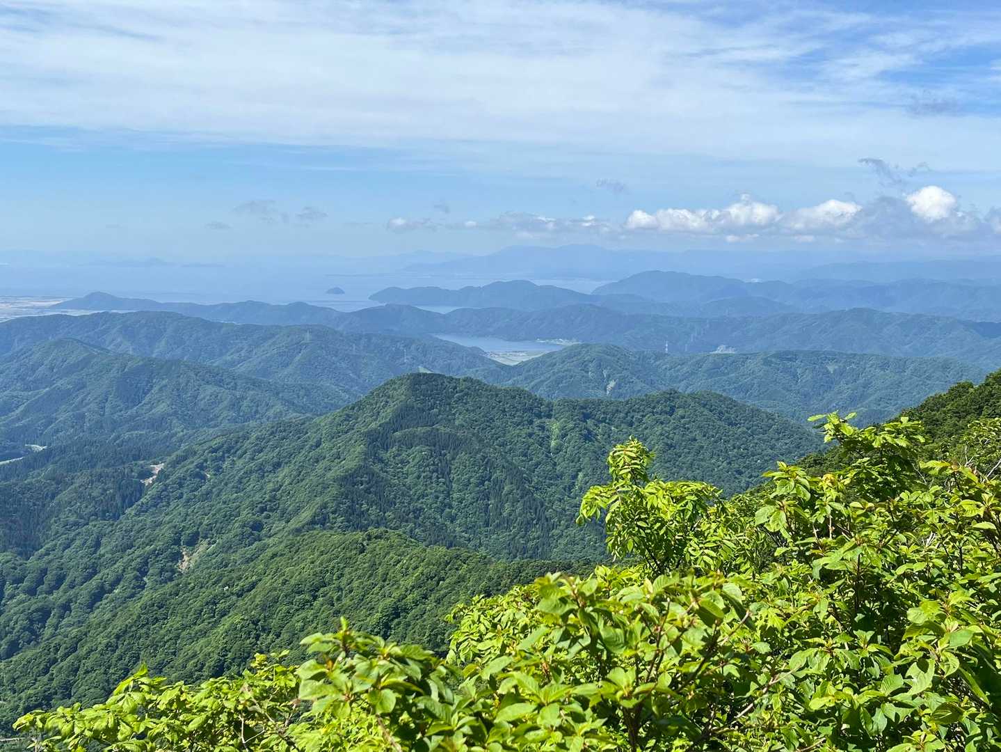 東峰に向かう途中で余呉湖と琵琶湖が見えました