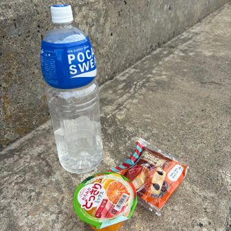 またさっきの神社に戻って一旦ランチタイムしま〜す😚ポカリ一気飲み、生き返った〜😤
