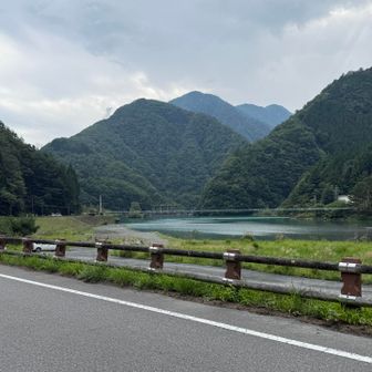 足の裏の痛みに耐えつつ奈良田湖に到着