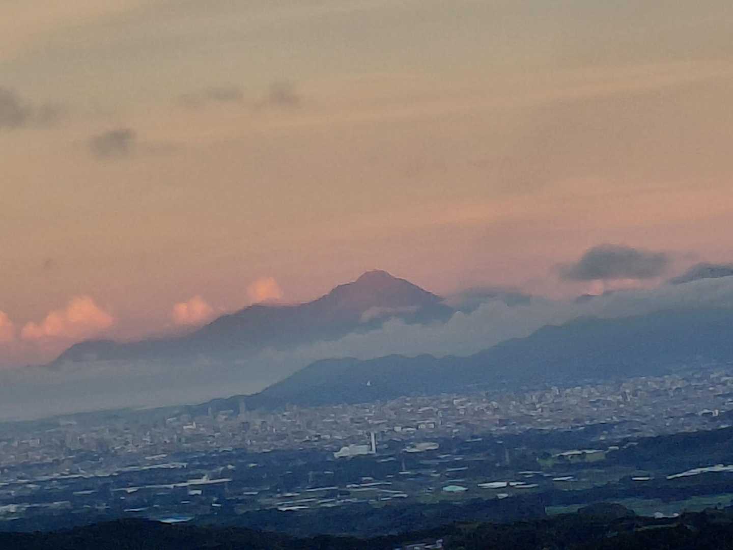 アップにすると｢雲仙普賢岳｣です🎶