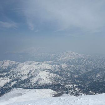 偽ピーク過ぎて左側⬅️を見ると👀⁉️
うっすら知床連山✨🗻✨