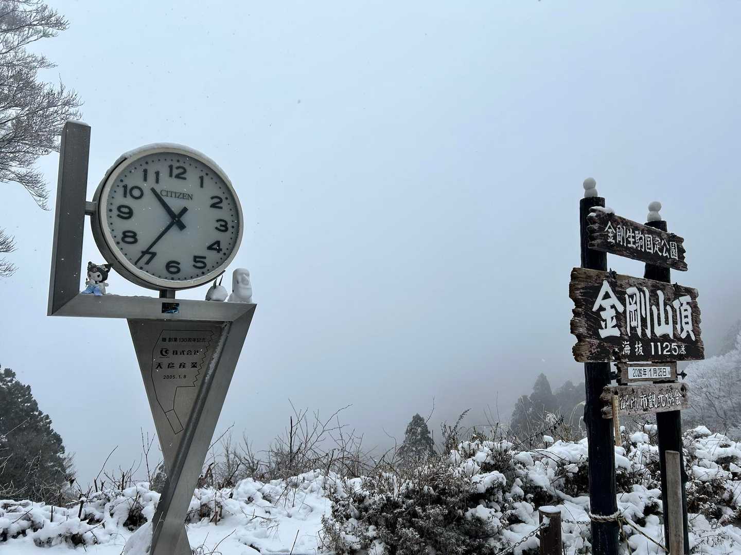 山頂到着です。風強くていつもの場所は無理でした。