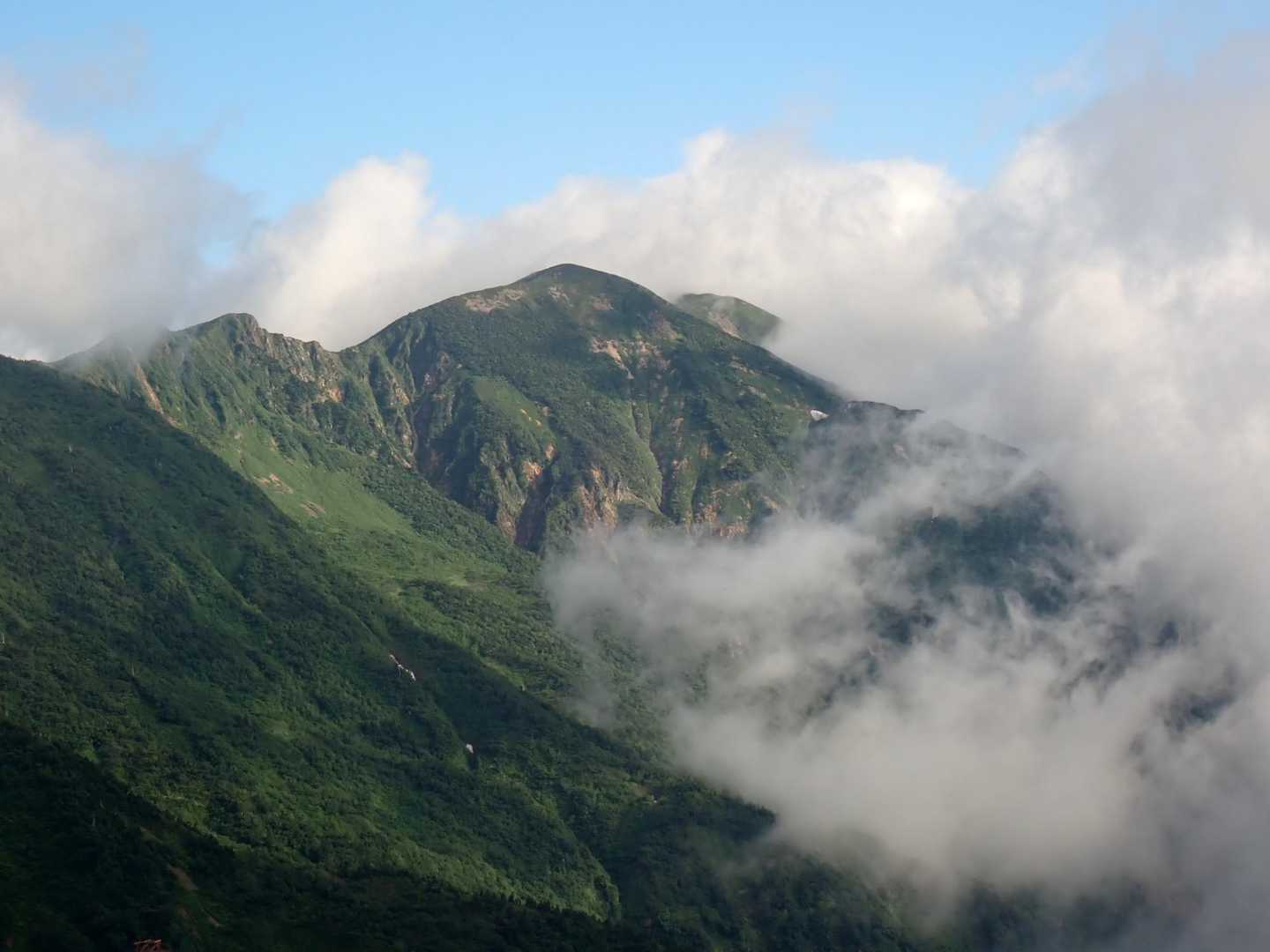 少し待つと御舎利山の後ろに別山が顔を出してくれました。素晴らしい経験でした。有難うございました。