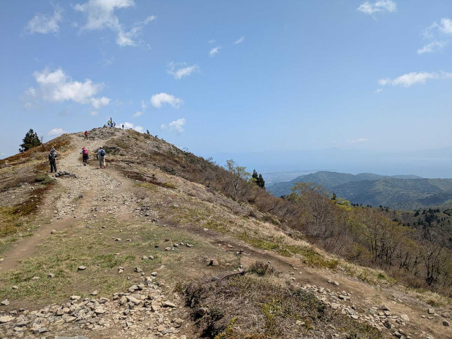 画面中央(奥の山並み)辺りに伊吹山見えますが、春特有のモヤがかかってる気がします