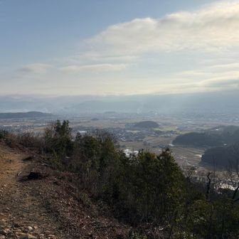 頂上からの眺望。
黄砂かな、少し霞んでます。
