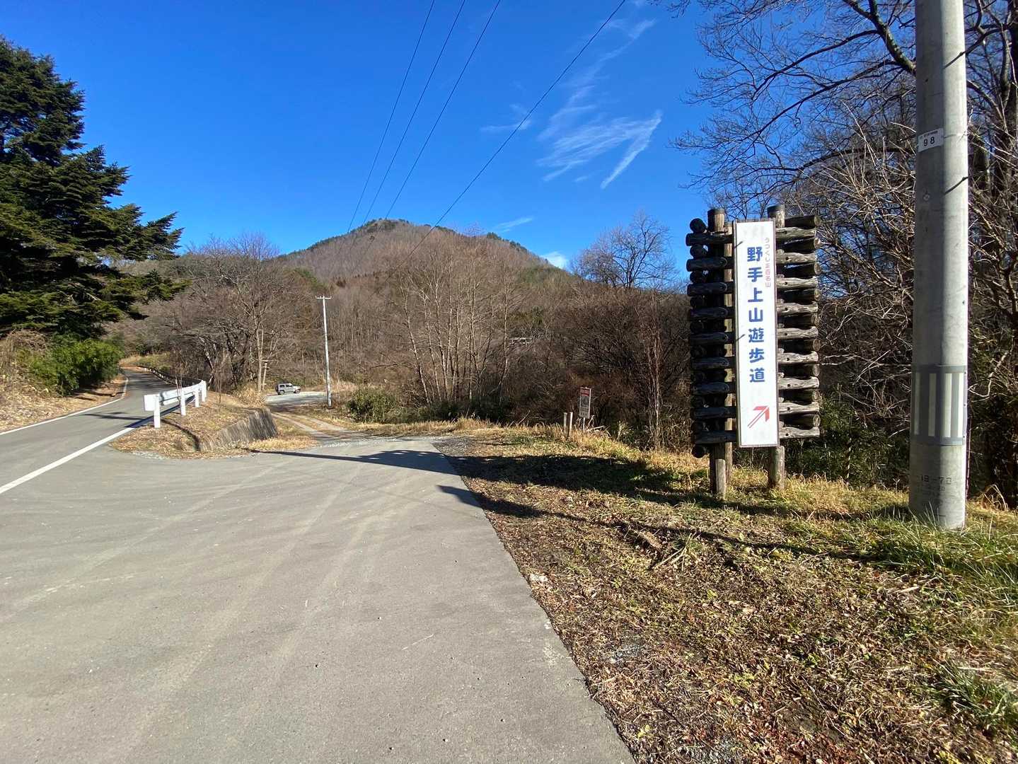 PKはこの看板の奥。砂利道を下ったところ。その奥に神社⛩️あり。