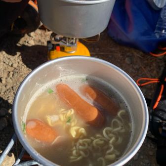 一風堂ラーメンにシャウエッセンとご飯ぶちこんでいただきます。