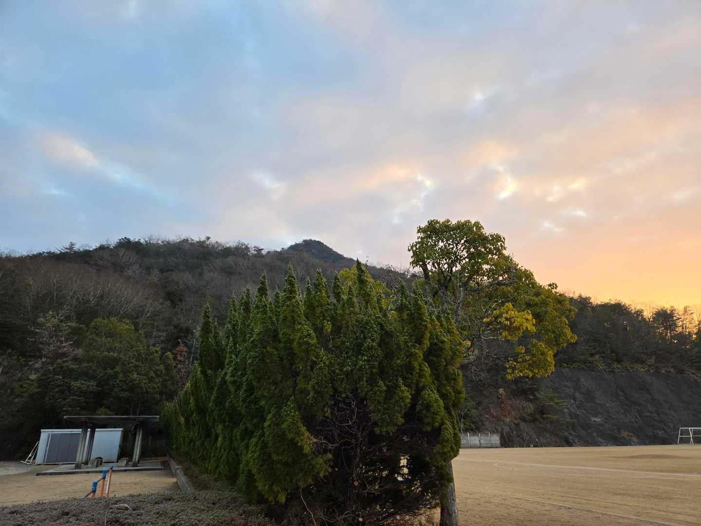前方に見えるのが比延山