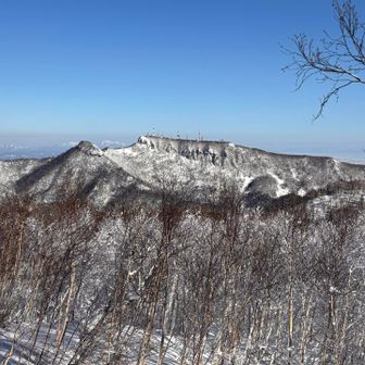 山頂からは正面に手稲山が見えます