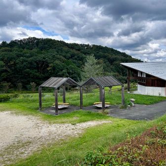 ここのトイレ綺麗でしたよ

ただ
この先、龍崖山の登山口までの道が不明瞭

公園を左から巻くように下るのが正解