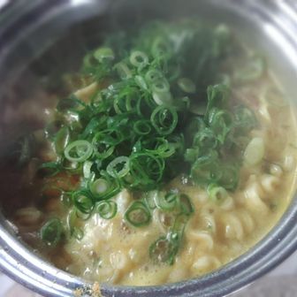 ネギたっぷり。けど袋の裏の成分表見たら塩分が6gですって⁉️過剰摂取になるのでもう一往復して汗かいて塩分出さな❗