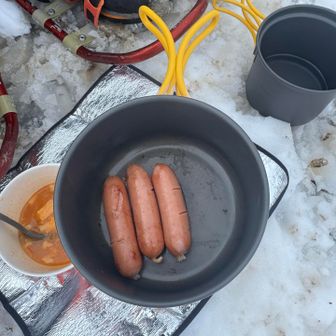 ヤスくんウィンナー炒める
