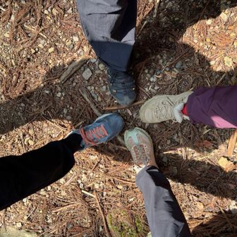 無事、登山口に戻る。
疲れ一つ見せない、ハイパワー女子
二人と健脚おじさんにお供した私は、
登山経験は長いものの、未だにヘタレなので、
部活動並のトレーニング山行となりました。

お疲れᯇ⃤ᨒ𖡼.𖤣𖥧でした。
皆さんありがとう。!(´▽｀)
おしまい、おしまい👋