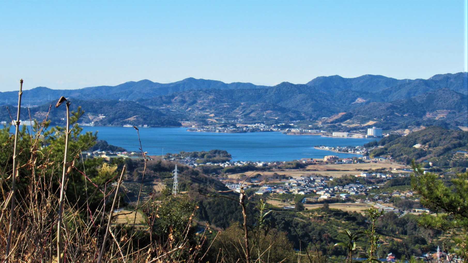 浜松方面や猪鼻湖と向こうの湖西連峰か見える