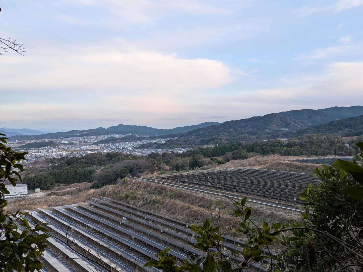 途中の開けた場所からの眺望。
元日はここに沢山のかたがご来光を拝みに集まりました。
天拝山〜牛頸山の縦走路を見渡せます