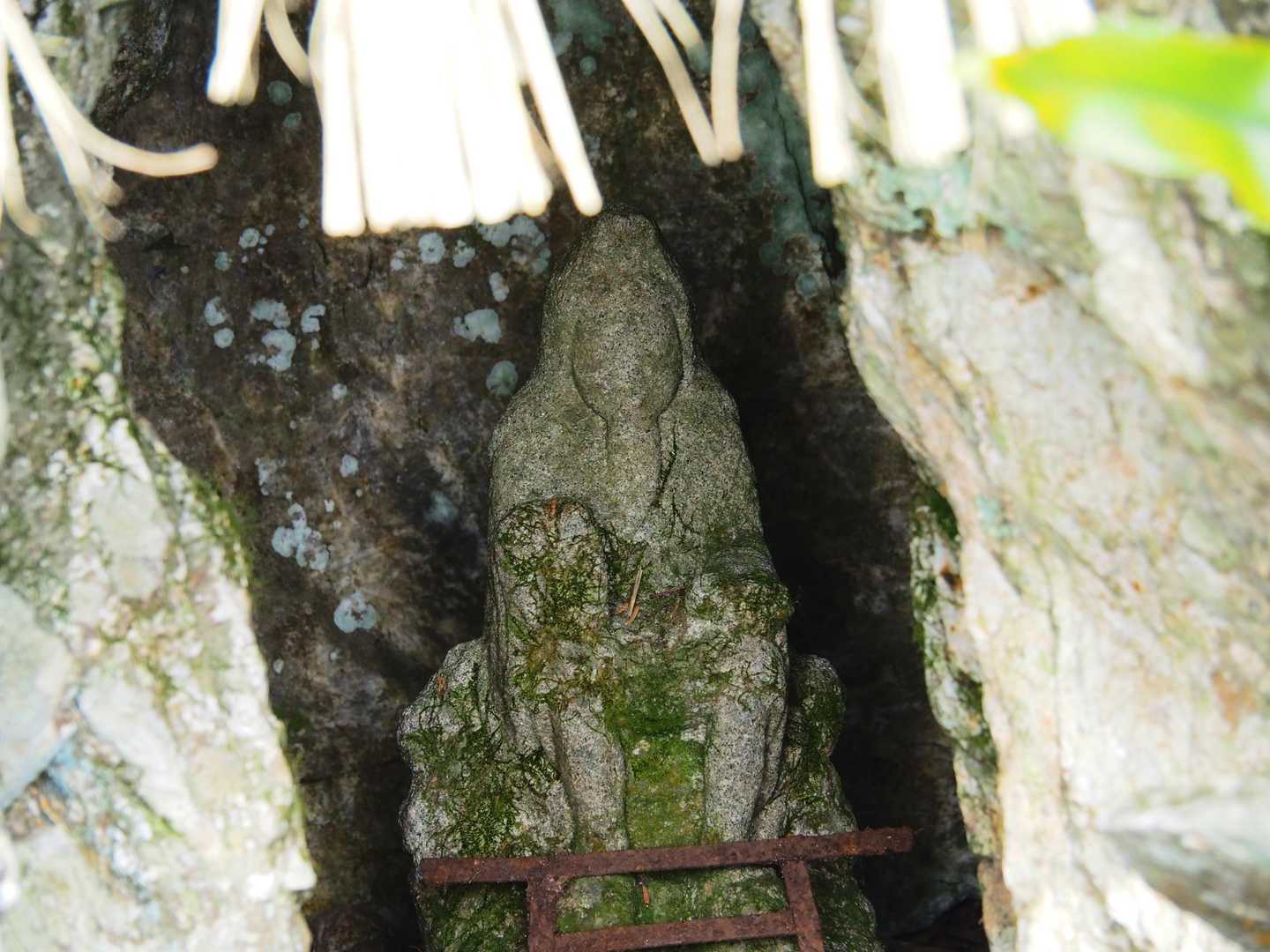行者さんと書かれた札の立つ祠
ここにも役行者の足跡が‥‥。
