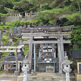 八海山神社は眼の神様なるも、此処でも家族の健康をお祈り🙏

熱心な白装束の御嶽講信者と思われるご夫婦がお経を詠んでいらっしゃいました。