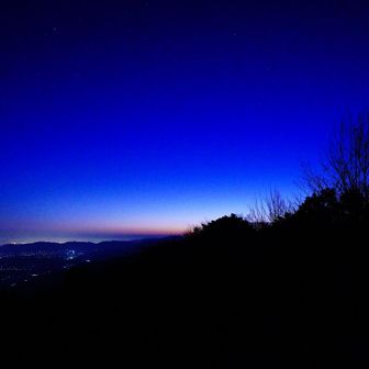 サクッと登頂。
東の空が少しずつ明るくなります