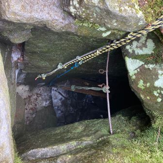 風穴、入ろうかと思ったが滑りそうで止めました。