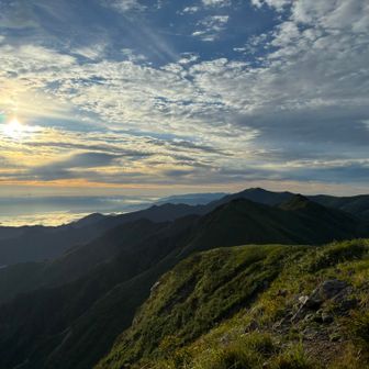 朝焼けかが飯豊連峰の山々を照らす光景は素晴らしい