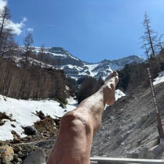 硫黄岳と美脚のコラボ
硫黄の匂いは強く、カラダだけでなく服にも付着、帰宅してから風呂と洗濯機でよく洗いました