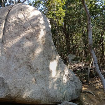 落ちない岩