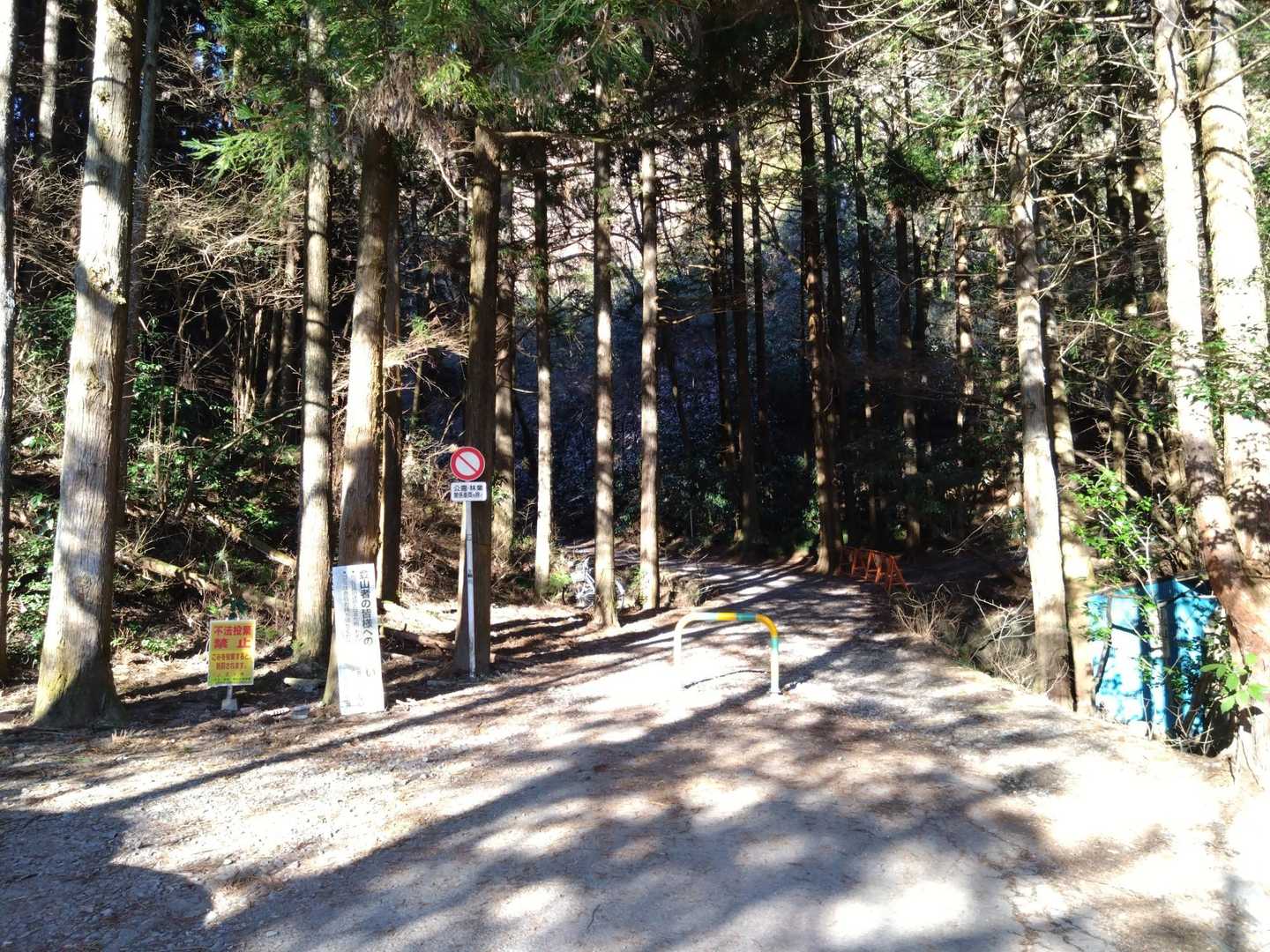 車で行ける最終地点。
この先は林道。