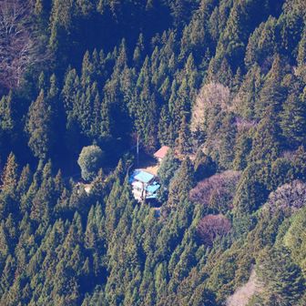 こんな山奥にポツンと一軒家。