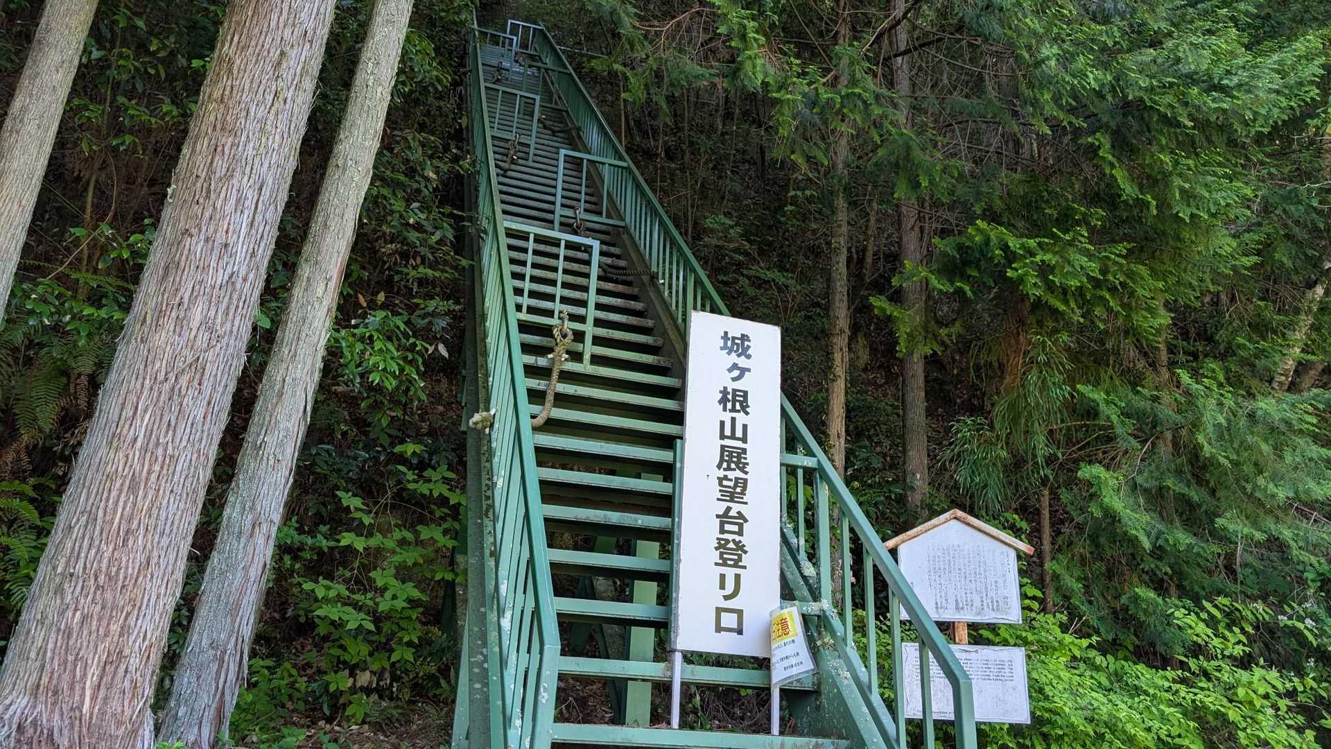 急な階段、映えますね。