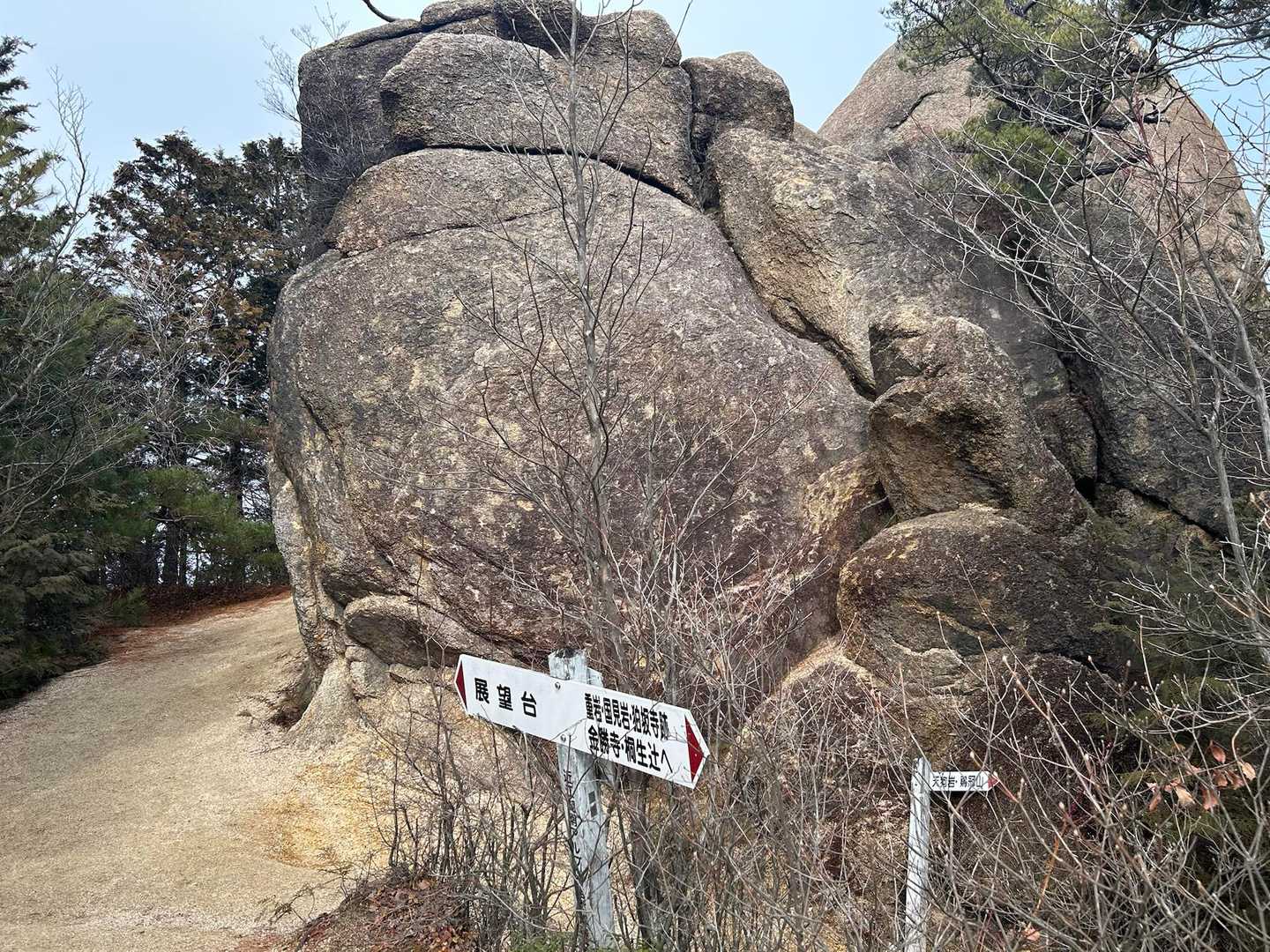 耳岩
何処を見て耳なのか？どんな由来なのか？