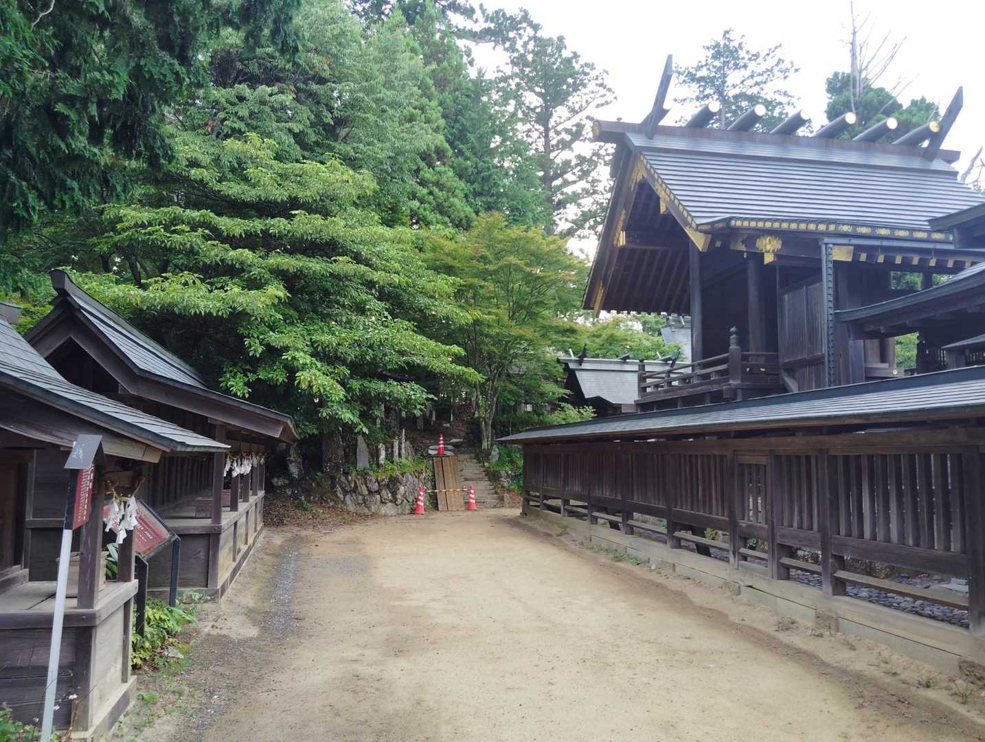 ゲートが閉まっていて山頂には行けず